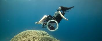 Mujer con silla de ruedas debajo del agua
