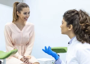 mujer joven consultando con su ginecóloga sobre las mejores opciones de dilatadores vaginales